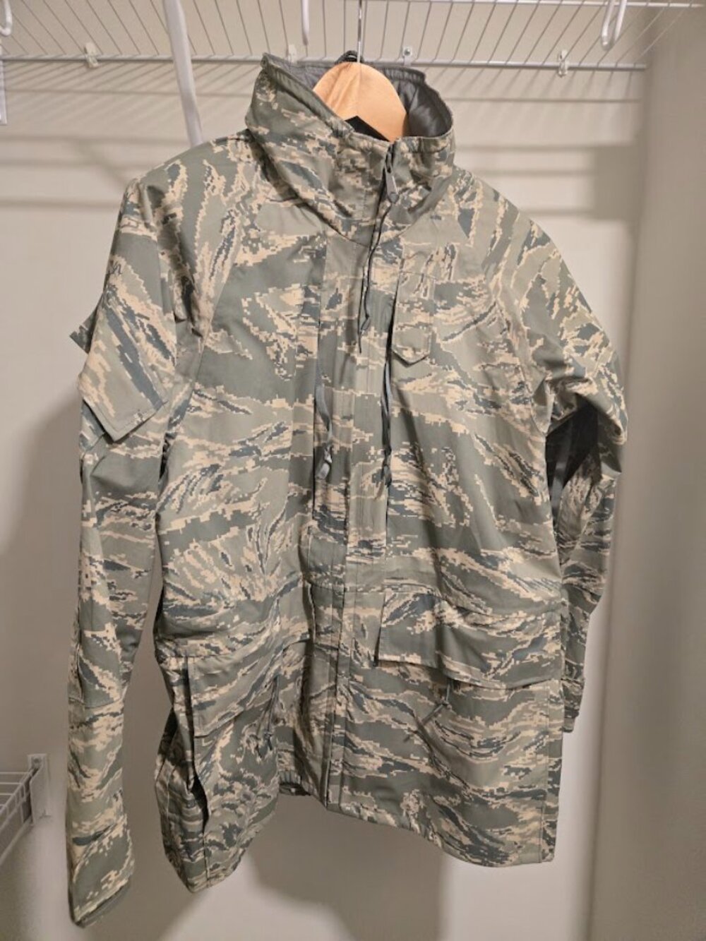 US Air Force APECS Tiger Stripe Camo Parka Medium